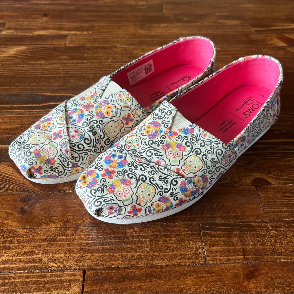 Womens Toms sugar skulls size 7